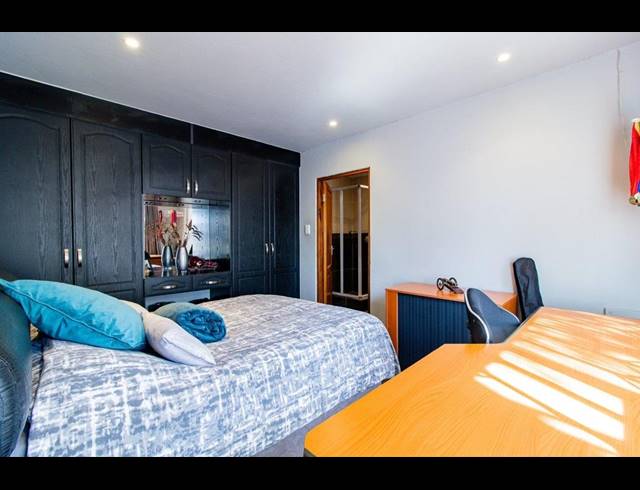 4 BEDROOM TOWNHOUSE FOR SALE IN GLENVISTA